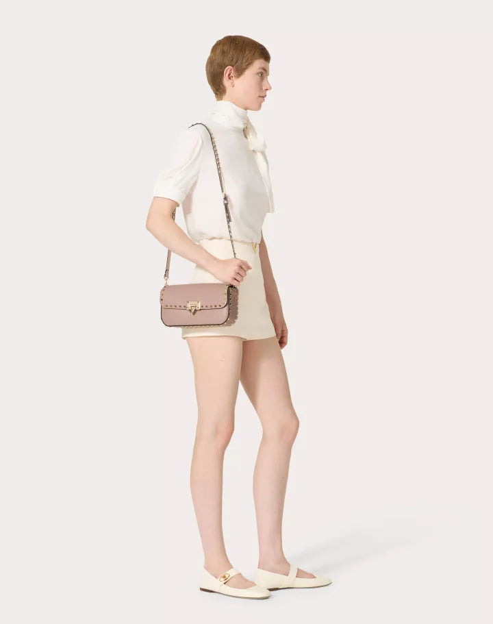 VALENTINO GARAVANI ROCKSTUD SHOULDER BAG IN GRAINY CALFSKIN POUDRE